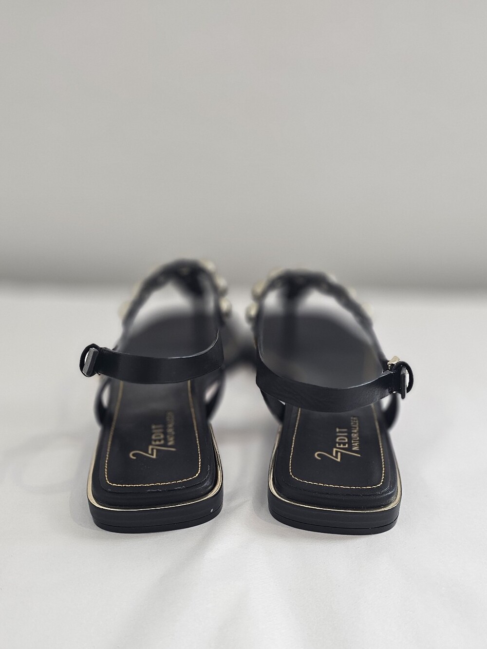 27 EDIT Naturalizer Black Leather T-Strap Sandals W/Gold Studs Women's Sz 8.5M - Picture 3 of 10